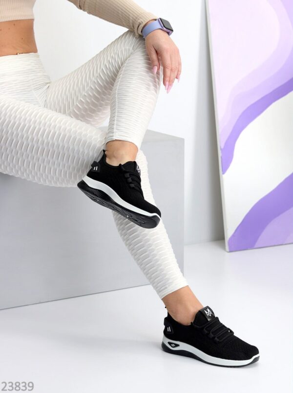 Кросівки жіночі